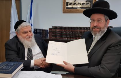 Rabbi Yosef Cohen, Chairman of Chasdei Naomi, arranged the sale of hametz to Israel’s Chief Rabbi David Lau, Shlita