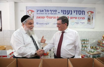Israel Postal Company CEO Danny Goldstein on a visit to Hasdei Naomi