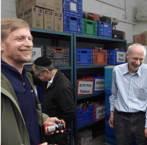 Yad Vashem team came to pack food