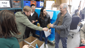 Yad Vashem team came to pack food