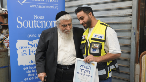 Chasdei Naomi's founder with a zaka volunteer