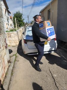 “The Bombs Shattered my windows…I have no way to stay warm,”: Says Shulamit. Mualem age 86. In the heart of Israel, there exists a unique initiative that seeks to make a difference in the lives of those who have endured unimaginable hardships.The Chasdei Naomi nonprofit charity organization recently embarked on a heartfelt mission to provide comfort, warmth, and support to Holocaust survivors living near the Gaza Strip.