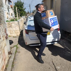 “The Bombs Shattered my windows…I have no way to stay warm,”: Says Shulamit. Mualem age 86. In the heart of Israel, there exists a unique initiative that seeks to make a difference in the lives of those who have endured unimaginable hardships.The Chasdei Naomi nonprofit charity organization recently embarked on a heartfelt mission to provide comfort, warmth, and support to Holocaust survivors living near the Gaza Strip.