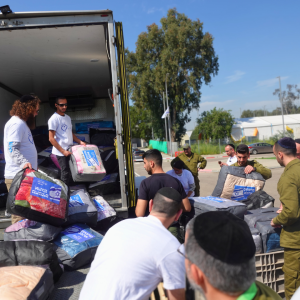 Chadei Naomi distributed winter kits to IDF soldiers.