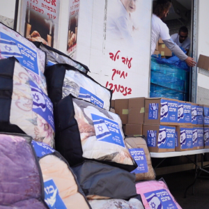 Chadei Naomi distributed winter kits to IDF soldiers.