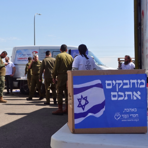 Chadei Naomi distributed winter kits to IDF soldiers.