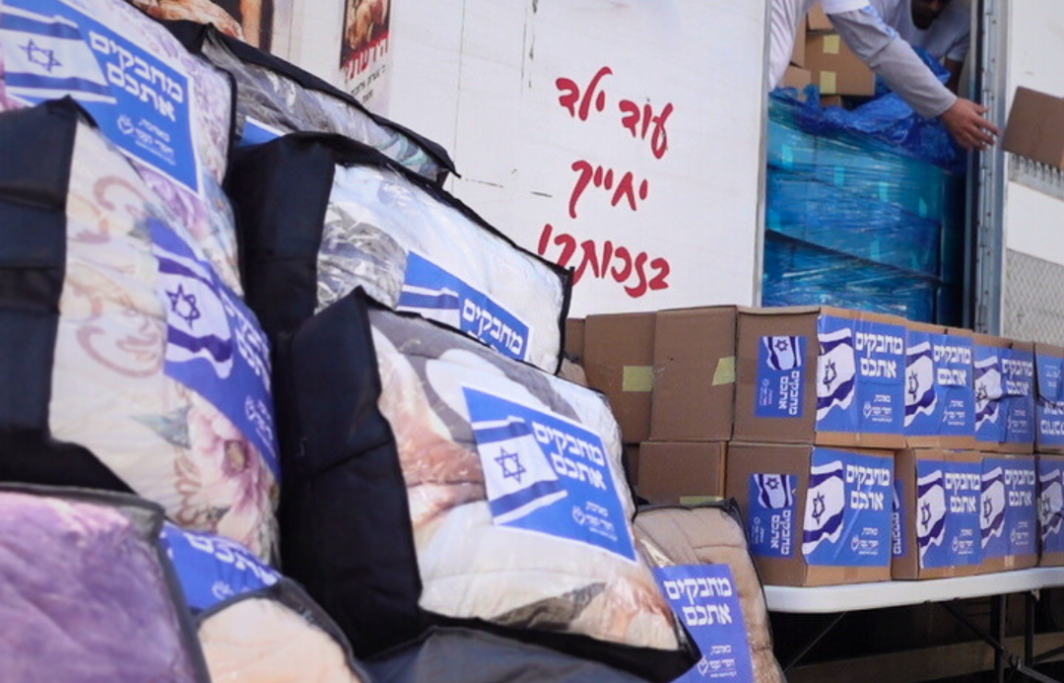 Chadei Naomi distributed winter kits to IDF soldiers.