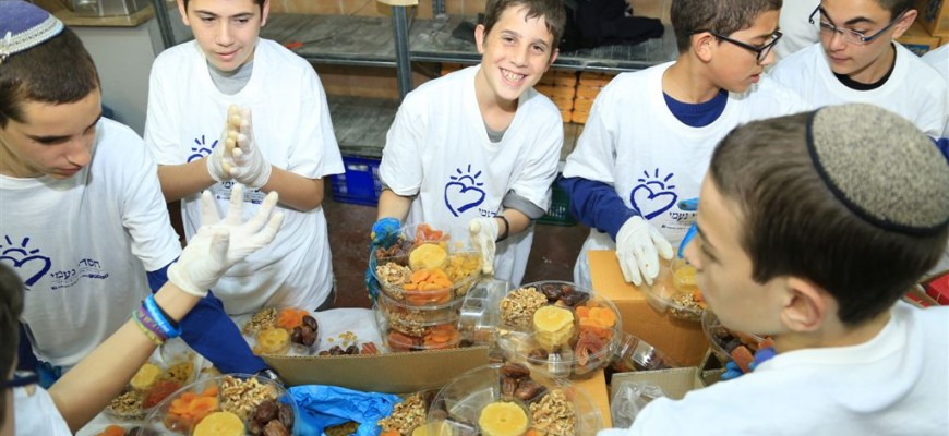 Hundreds of Large Families will Joyfully Celebrate Tu B’Shevat Thanks to “Chasdei Naomi”