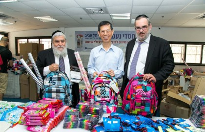 The Ambassador visited the logistics center in Tel Aviv and was greatly moved to see volunteers packing the schoolbags